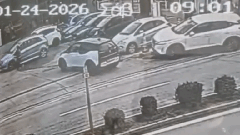 Η στιγμή της παράσυρσης της υπαλλήλου έξω από τα ΕΛΤΑ Βριλησσίων - Δείτε βίντεο