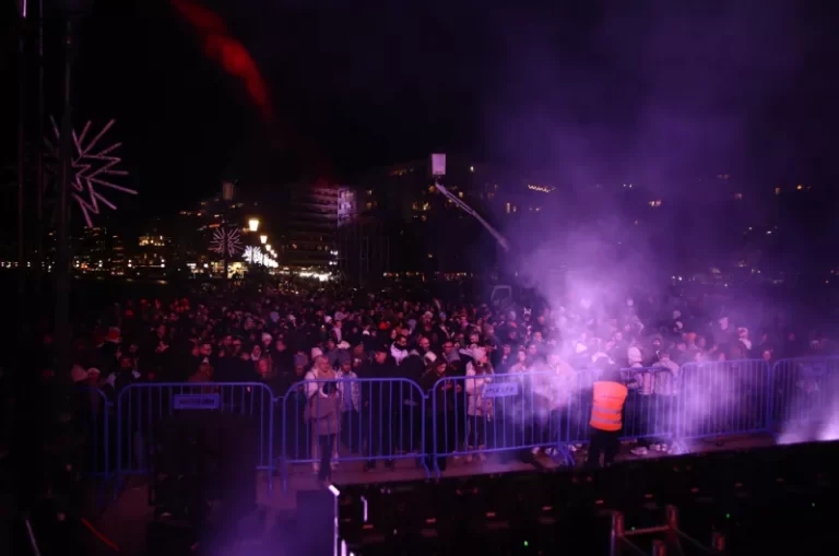 Η Θεσσαλονίκη υποδέχτηκε το 2026 με ένα εντυπωσιακό laser show και χιλιάδες κόσμου στον Λευκό Πύργο (Φωτογραφίες)