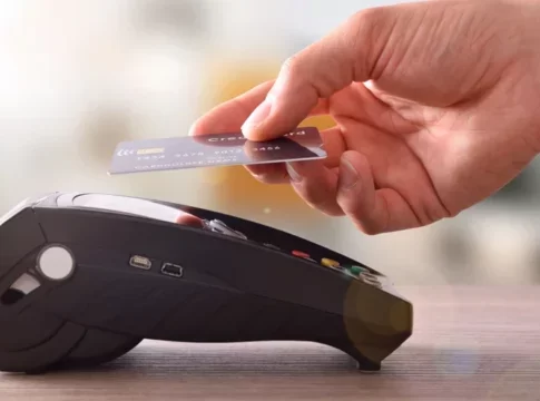 Ηράκλειο: Έκλεψαν τσαντάκι με 1000 ευρώ και τραπεζική κάρτα και πήγαν για… ψώνια