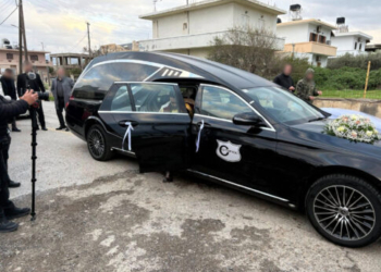Ηράκλειο: Γαμπρός πήγε στην εκκλησία με… νεκροφόρα – Φωτογραφίες