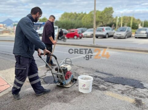 Ηράκλειο: Ο Δήμος κλείνει τις λακκούβες πριν τον εργολάβο