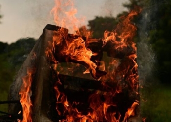 Ηράκλειο: Σε κατάσταση αμόκ 57χρονη -Έβαλε φωτιά στο σπίτι της και έσπασε αυτοκίνητα!