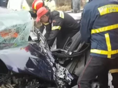 Ηράκλειο: Σφοδρή σύγκρουση οχημάτων – Εγκλωβισμένος στο ΙΧ του ένας οδηγός