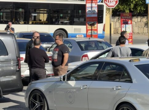 Ηράκλειο: Συνεχίζεται για 2η ημέρα η απεργία των ταξί με πορεία προς την Αποκεντρωμένη Διοίκηση Κρήτης