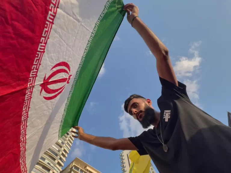 Άνδρας με ιρανική σημαία