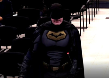 Και ο... «Μπάτμαν» εναντίον της ICE: Έξαλλος διαδηλωτής σε δημοτικό συμβούλιο στην Καλιφόρνια