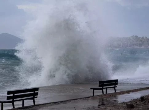 Καιρός: Επιμένουν οι ισχυροί άνεμοι στην Κρήτη – Πέφτει η θερμοκρασία