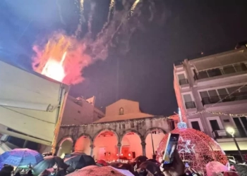 Κακοκαιρία και πτώσεις δέντρων στο Ηράκλειο - Με σόου πυροτεχνημάτων και υπό βροχή η υποδοχή του 2026