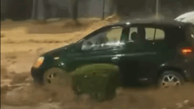 Κακοκαιρία στην Αττική: Δρόμοι «ποτάμια» στην Άνω Γλυφάδα, παρασύρονται αυτοκίνητα - Δείτε βίντεο