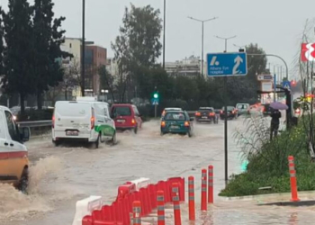 Kαταιγίδες στην Αττική: Λίμνη ξανά η λεωφόρος Βουλιαγμένης - Έπεσαν δέντρα, ζημιές σε οχήματα στην Αργυρούπολη (Βίντεο)