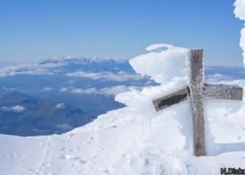 Κάτασπρος από τα χιόνια και επιβλητικός ο Τίμιος Σταυρός στον Ψηλορείτη – Εικόνες σαν παραμύθι