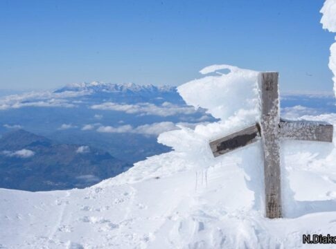 Κάτασπρος από τα χιόνια και επιβλητικός ο Τίμιος Σταυρός στον Ψηλορείτη – Εικόνες σαν παραμύθι