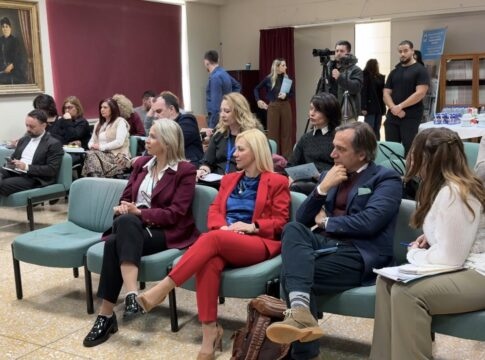 «Κάθονται στα θρανία» γιατροί και νοσηλευτές του Βενιζελείου (Φωτογραφίες)