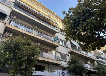Λάρισα: Στις φλόγες διαμέρισμα με εγκλωβισμένο μωρό – Σωτήρια η επέμβαση της πυροσβεστικής