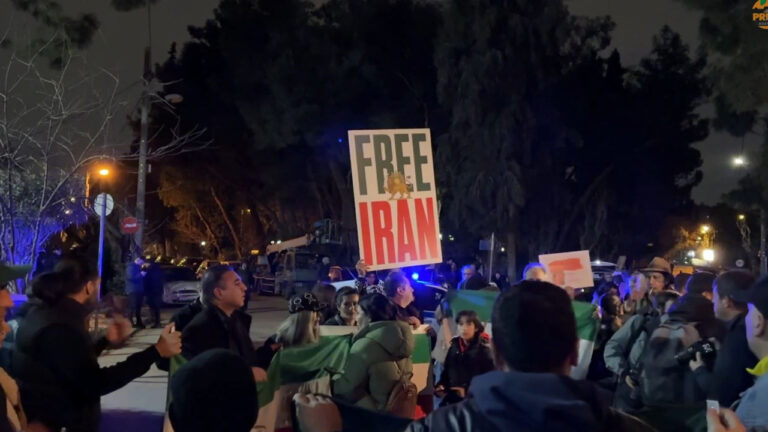 «Λευτεριά στο Ιράν»: Συγκέντρωση έξω από την ιρανική πρεσβεία στο Ψυχικό