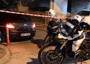 Ληστεία σε βάρος 97χρονης στα Καμίνια: Τρεις δράστες συνελήφθησαν μετά από καταδίωξη