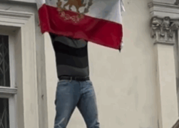 Λονδίνο: Διαδηλωτής ανέβασε στην πρεσβεία του Ιράν την προεπανασταική σημαία της χώρας - Δείτε βίντεο