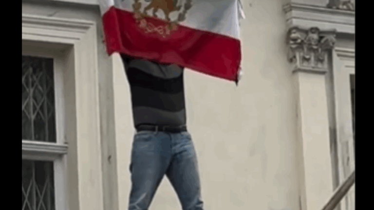 Λονδίνο: Διαδηλωτής ανέβασε στην πρεσβεία του Ιράν την προεπανασταική σημαία της χώρας - Δείτε βίντεο