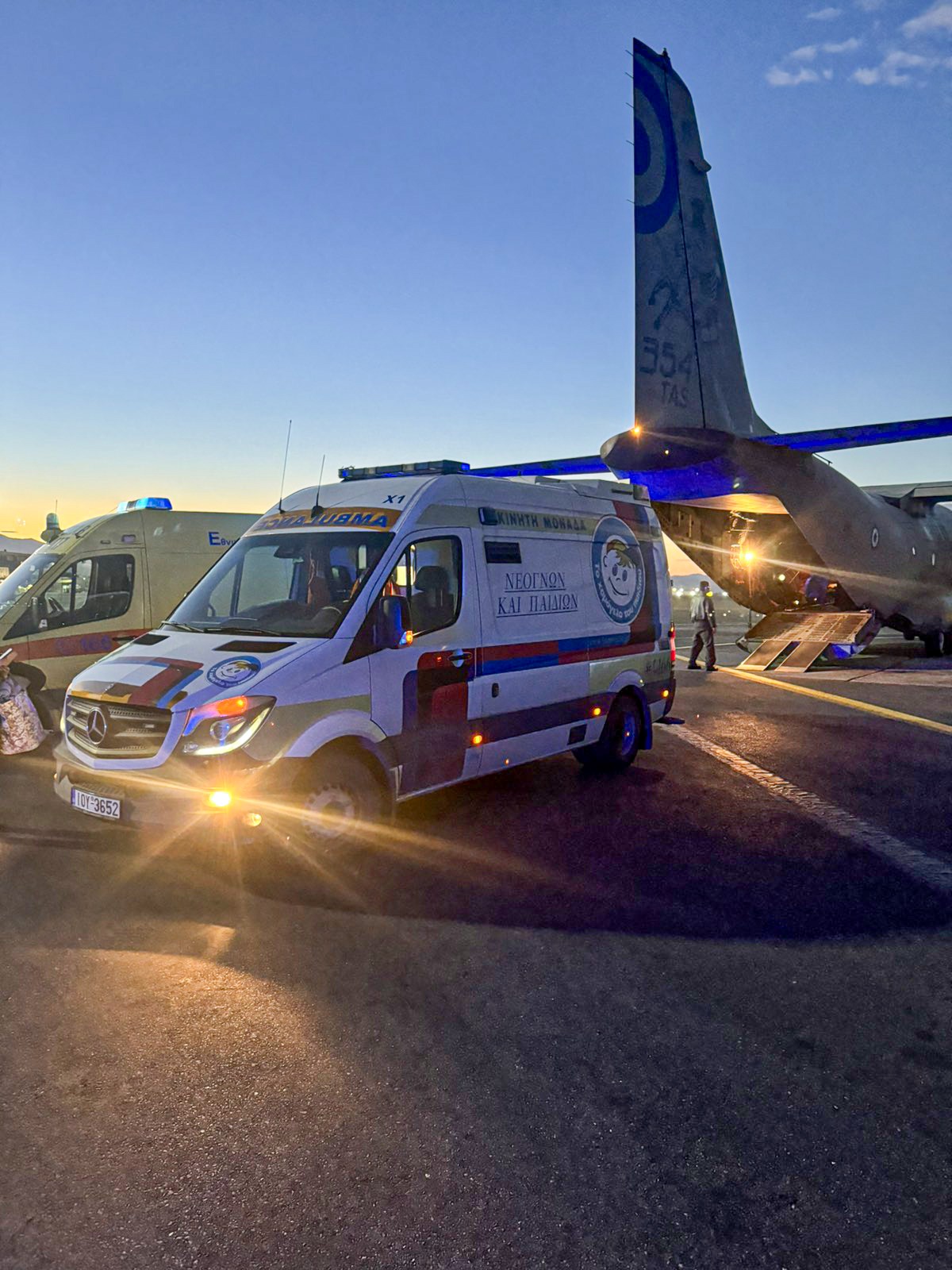 Μπορεί να είναι εικόνα βαν, ελικόπτερο, ασθενοφόρο και κείμενο