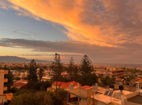 «Μαγικός» και πολύχρωμος ο ουρανός του Ηρακλείου – Δείτε φωτογραφίες