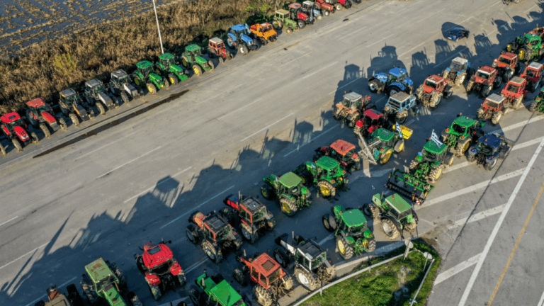 Με μπαράζ αποκλεισμών απαντούν οι αγρότες στα μέτρα της κυβέρνησης