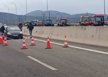 Με κάθοδο των τρακτέρ στην Αθήνα απειλούν οι αγρότες της Νίκαιας - Έκλεισε η εθνική οδός στο ύψος της Θήβας