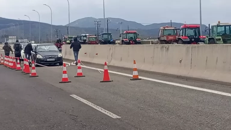 Με κάθοδο των τρακτέρ στην Αθήνα απειλούν οι αγρότες της Νίκαιας - Έκλεισε η εθνική οδός στο ύψος της Θήβας
