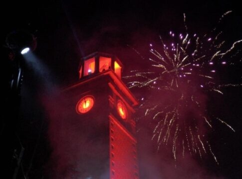 Με ομπρέλες και βροχή η υποδοχή του νέου έτους σε Ηράκλειο και Χανιά – Φωτογραφίες
