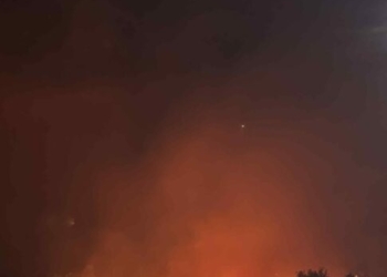 Μεγάλη φωτιά κοντά στο Έλος Κισσάμου – Στις αυλές σπιτιών οι φλόγες