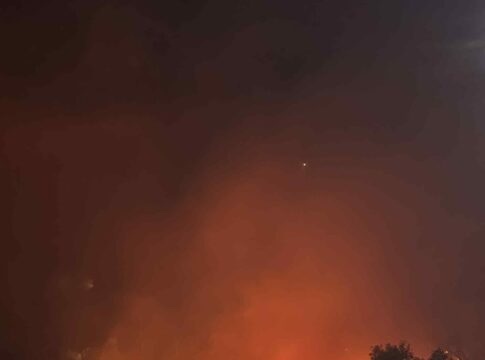 Μεγάλη φωτιά κοντά στο Έλος Κισσάμου – Στις αυλές σπιτιών οι φλόγες