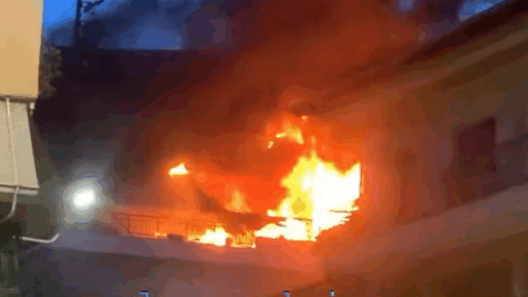 Μεγάλη φωτιά σε διαμερίσματα πολυκατοικίας στην Αλεξάνδρεια Ημαθίας - Δείτε βίντεο