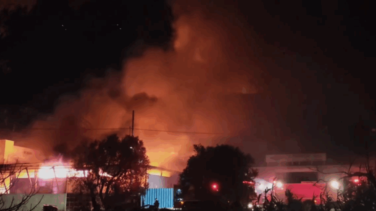 Μεγάλη φωτιά σε εργοστάσιο πλαστικών στο Μενίδι - Ήχησε το 112 (Βίντεο)