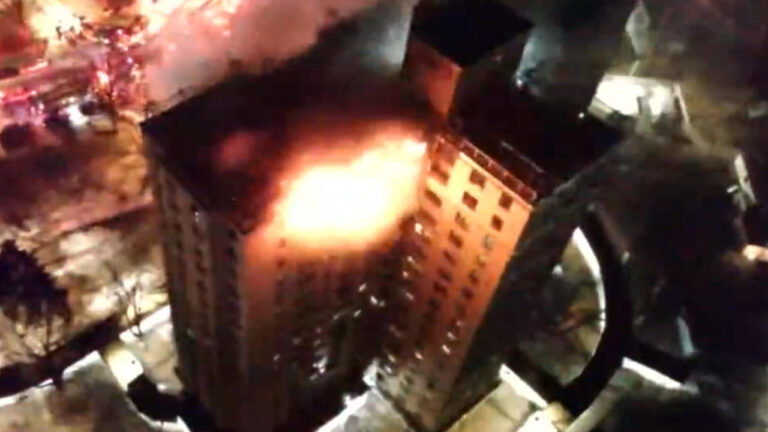 Μεγάλη φωτιά σε πολυκατοικία στο Μπρονξ - Αναφορές για θύματα (βίντεο, φωτογραφίες)