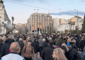 Μεγάλη συγκέντρωση στρατιωτικών στο Σύνταγμα κατά της ψήφισης του νομοσχεδίου του ΥΠΕΘΑ (Δείτε βίντεο)