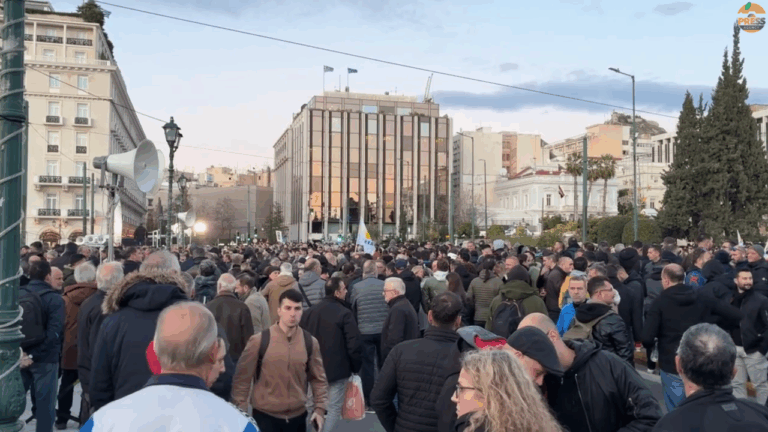 Μεγάλη συγκέντρωση στρατιωτικών στο Σύνταγμα κατά της ψήφισης του νομοσχεδίου του ΥΠΕΘΑ (Δείτε βίντεο)