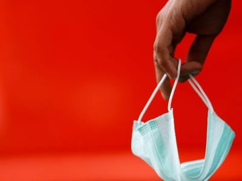 Χέρι με ιατρική μάσκα