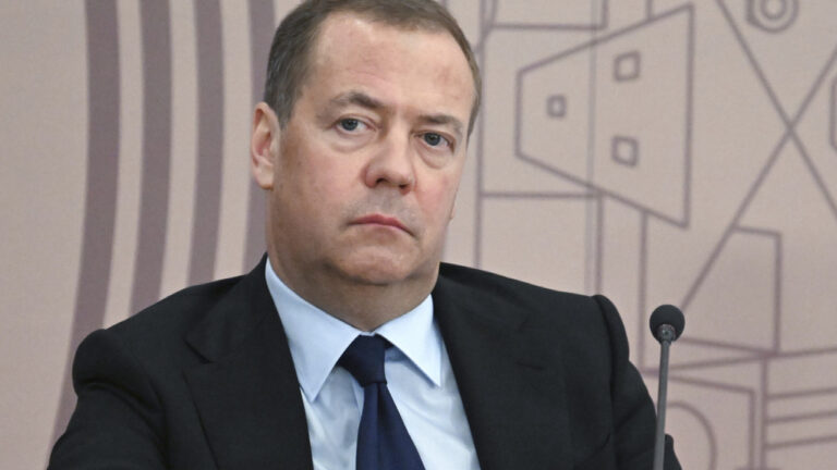 Μεντβέντεφ: Παράνομες, αλλά συνεπείς οι ενέργειες του Τραμπ στη Βενεζουέλα