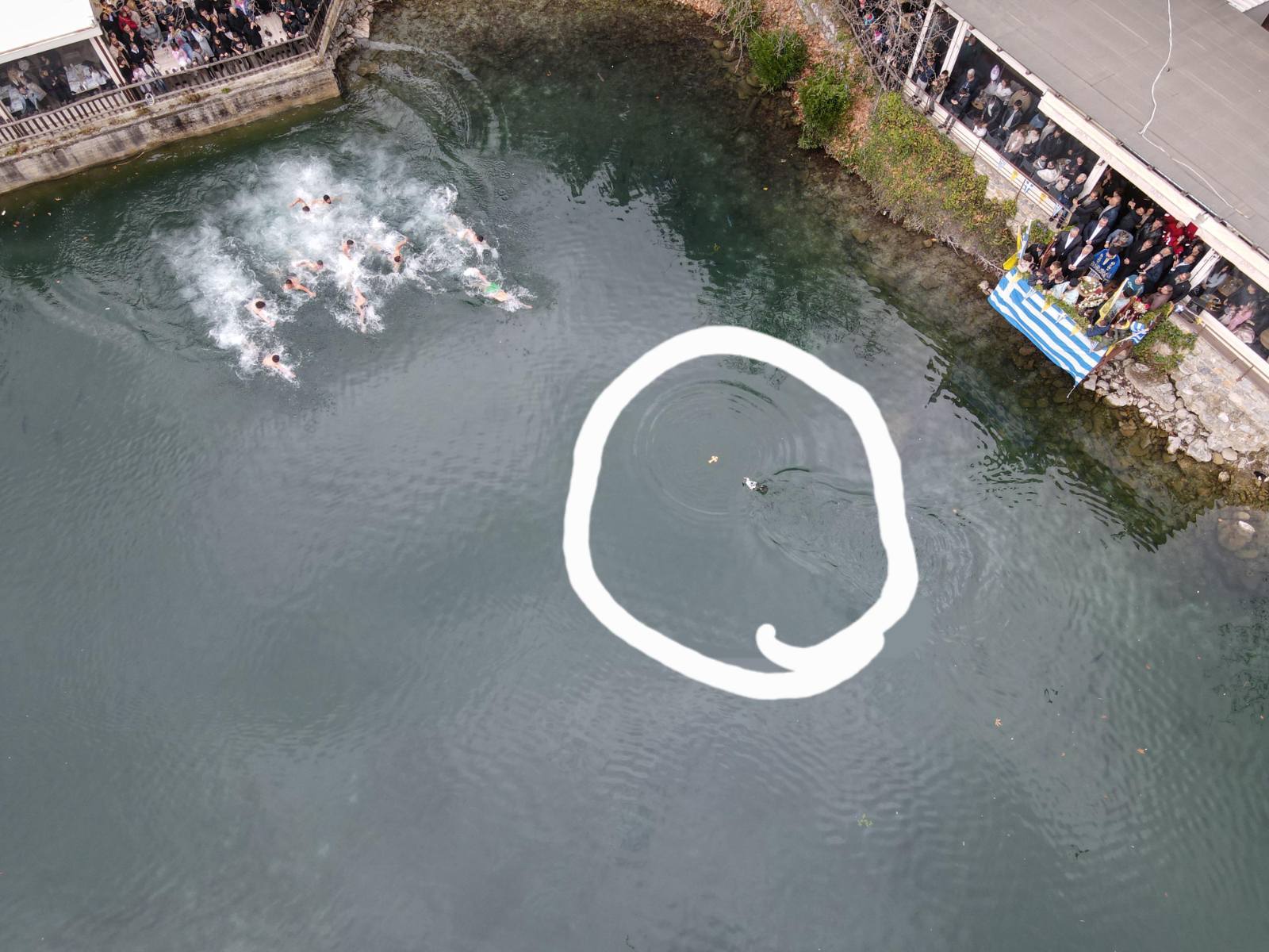 Μπορεί να είναι εικόνα κολύμπι, πλεούμενο και σώμα νερού