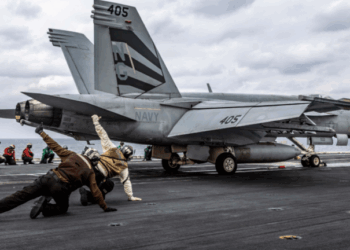 Μήνυμα ισχύος από τις ΗΠΑ: Εικόνες απονήωσης μαχητικού από αεροπλανοφόρο στη Μέση Ανατολή