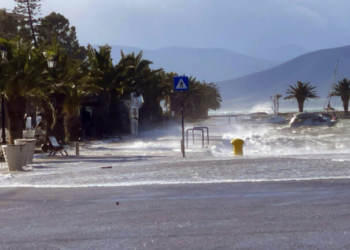 Ναύπλιο: Η θάλασσα βγήκε... στους δρόμους - Πλημμύρες στην πόλη