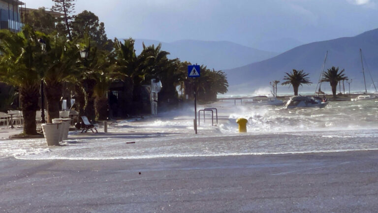 Ναύπλιο: Η θάλασσα βγήκε... στους δρόμους - Πλημμύρες στην πόλη