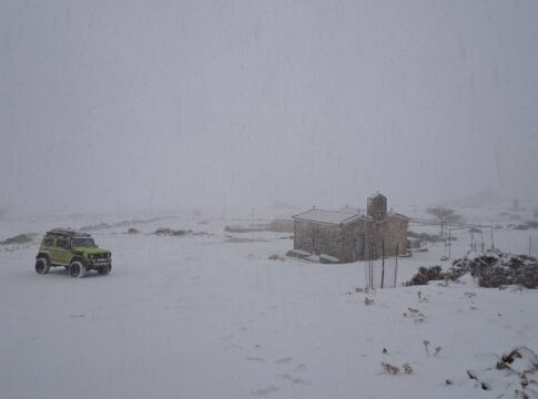 «Ντύνονται» στα λευκά ορεινές και ημιορεινές περιοχές της Κρήτης – Βίντεο & φωτογραφίες