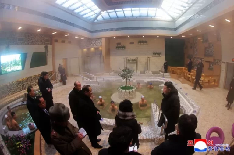 Ο Κιμ Γιονγκ Ουν εγκαινίασε ιαματικές πηγές, σε θέρετρο «του λαού» - Φωτογραφίες