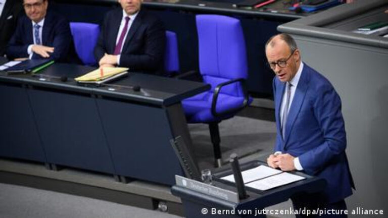 Ο Μερτς στη Βουλή με βολές κατά του Τραμπ