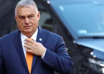 Ο Όρμπαν κλιμακώνει τη ρητορική για την Ουκρανία, ενώ κινδυνεύει να χάσει την εξουσία