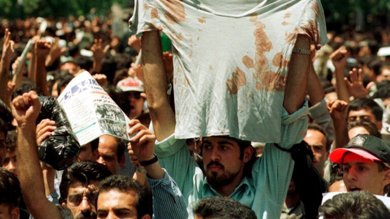 «Ο Σάχης θα επιστρέψει»: Αμετακίνητοι οι Ιρανοί στους δρόμους, παρά τα θύματα της καταστολής - Βίντεο