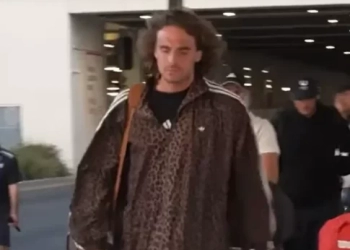 Ο Στέφανος Τσιτσιπάς «έκλεψε» την παράσταση με τη λεοπάρ φόρμα που φόρεσε στην Αδελαΐδα