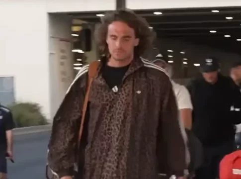 Ο Στέφανος Τσιτσιπάς «έκλεψε» την παράσταση με τη λεοπάρ φόρμα που φόρεσε στην Αδελαΐδα