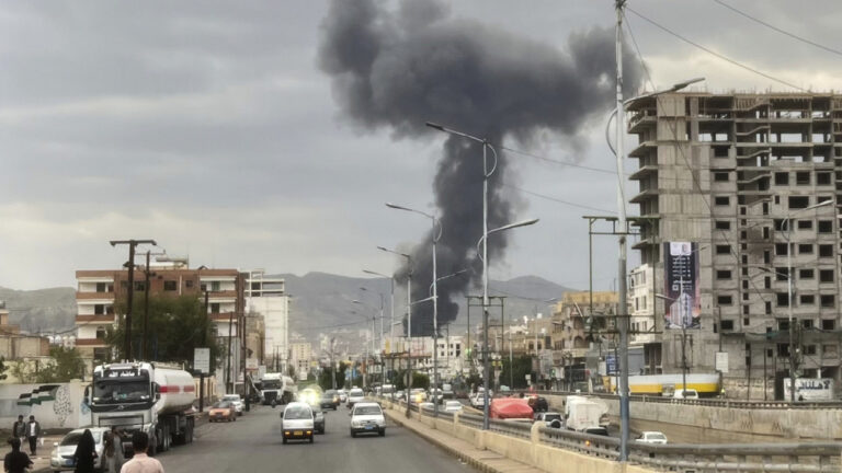 Ο συνασπισμός υπό τη Σαουδική Αραβία ανακοίνωσε νέα πλήγματα κατά αυτονομιστών στην Υεμένη