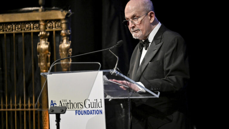 Ο συγγραφέας Ρούσντι προειδοποιεί εναντίον της πολιτικής βίας στις ΗΠΑ